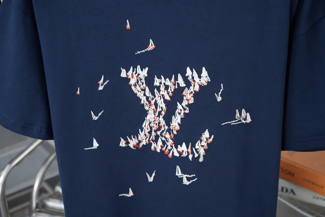🅿️180 1V 25SS new style in early spring Colorful embroidered sailboat Lv letter short sleeve Light luxury essential item for daily commuting for men and women Correct version Welcome to compare Detailed features · 320g 100% pure cotton double yarn jersey fabric · Custom dyed in the same vat with special thickening 32 pieces of double-strand 1X1 thread · The front panel uses multi-needle embroidery technology to embroider the colorful sailboat pattern Lv letter graphics · Back panel ghost back design + sailboat pattern + letter logo embroidery · Double-needle cross-stitching process · Original main mark, washed tag, branded moisture-proof paper packaging Color: black/white Size: S/M/L/XL